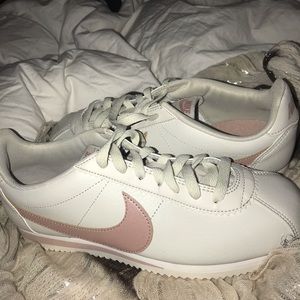 NWOT NIKE CORTEZ SNEAKERS!! PERFECT CONDITION.